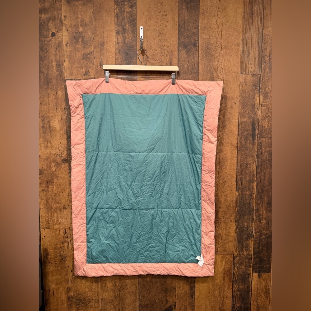 NWT MEC bundle up blanket one size Reversible Teal and Coral  Packable